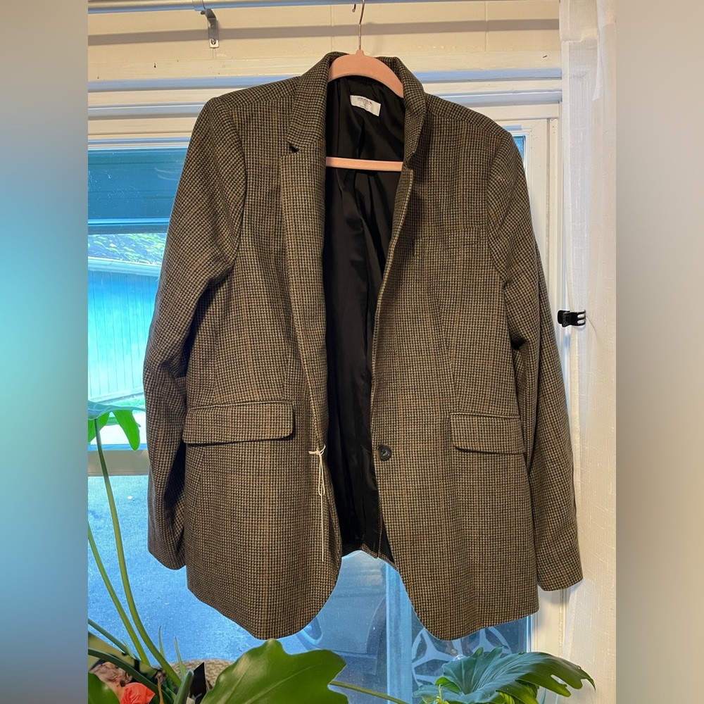 Untuckit for her blazer